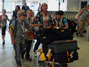Die Gruppe kommt am Flughafen mit viel Gepäck an.