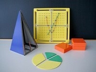 Auf einem Tisch stehen taktile Unterrichtsmaterialien für Mathematik.