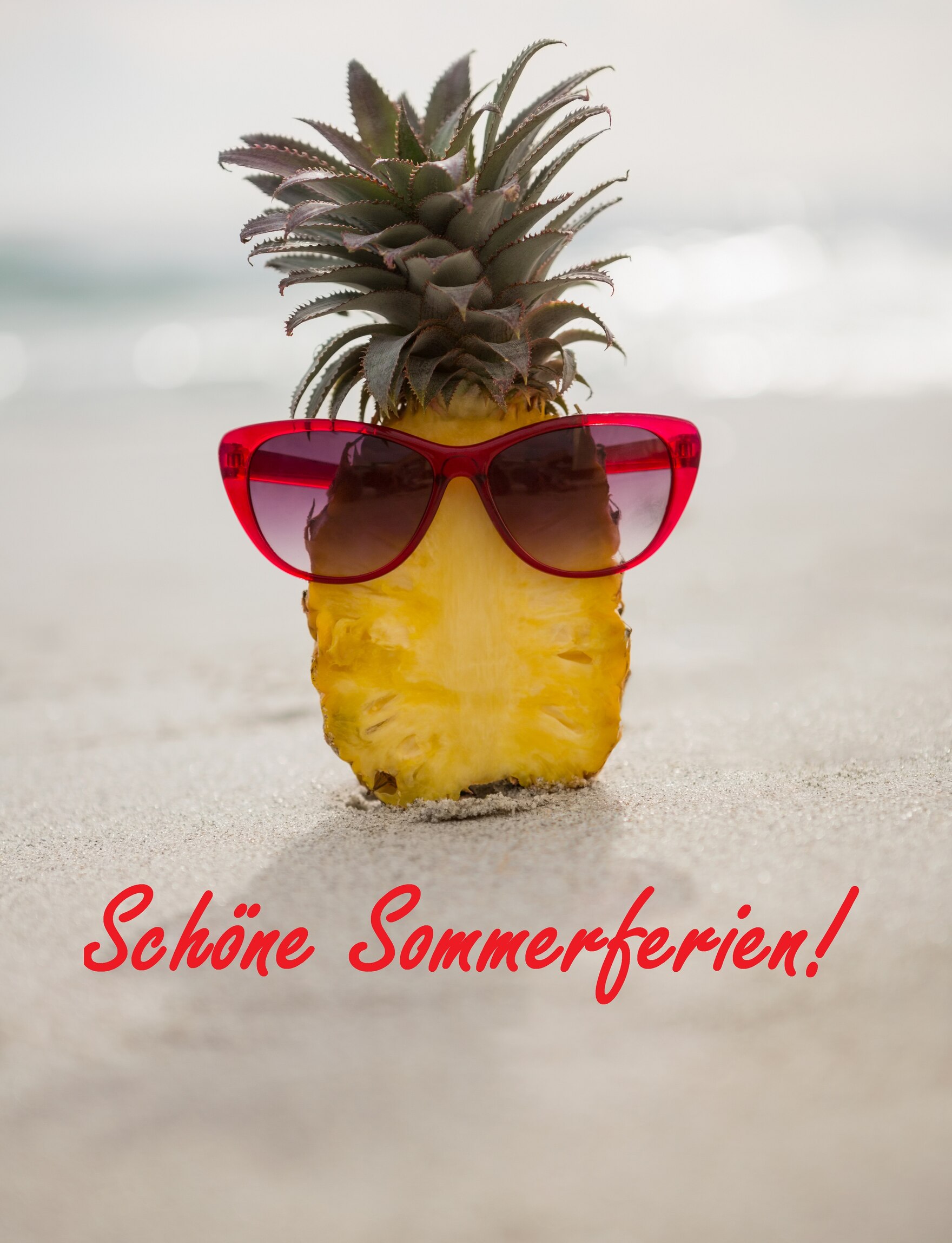 Ein Ananas steht auf dem Sand und trägt eine Sonnenbrille. Darunter steht der Schriftzug "Schöne Ferien"