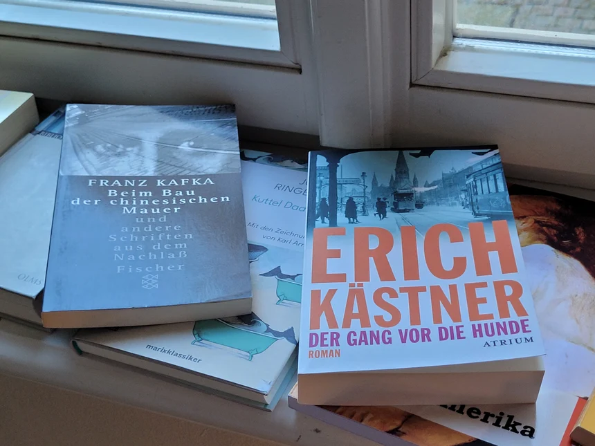 Auf einem Fensterbrett liegen verschiedene Bücher