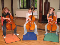 3 Schülerinnen spielen Cello