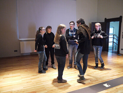 Aylin steht vor den anderen Schülern und präsentiert tänzerisch ihr Lieblingslied von der Gruppe Silbermond.