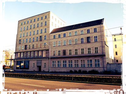 Das Bild zeigt das Museum Gunzenhauser von der gegenüberliegenden Straßenseite aus. Die Kontraste wurden verstärkt und ein weißer Rand hinzugefügt.