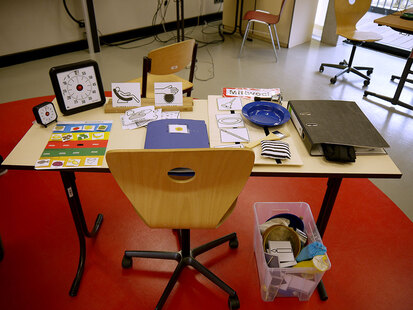 Auf einem Tisch sieht man verschiedene Unterrichtsmaterialien aus unserem Schulteil für Schüler mit dem Förderschwerpunkt geistige Entwicklung.