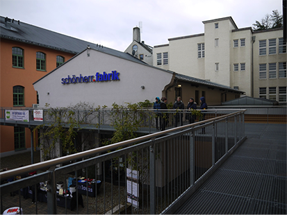 Schüler stehen vor Gebäuden der Schönherr-Fabrik.