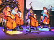Mehrere Mädchen spielen Cello
