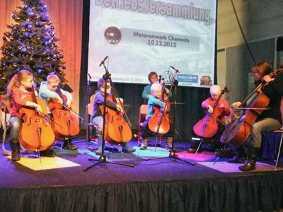 Die Cello-Mäuse spielen mit ihren Instrumenten bei der VW-Betriebsversammlung.