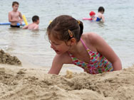 Während Emma im Sand buddelt, sind die anderen schon im Meer.