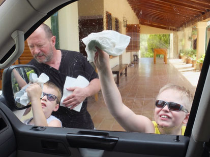 Danny, Toni und Herr Weymann putzen den Tabaluca-Bus. 