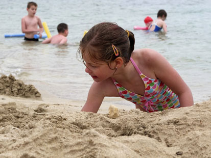 Emma buddelt im Sand.