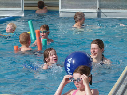 Die Kinder schwimmen und toben im Pool auf der Finca.