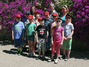 Die ganze Gruppe wurde vor einem pink blühenden Busch fotografiert.