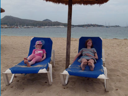 Vanessa und Laura liegen entspannt auf der Sonnenliege am Meer.