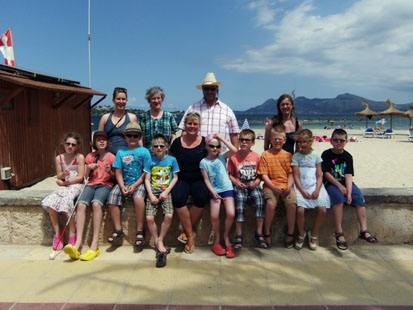 Gruppenfoto der Urlauber vor dem Strand.