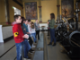 Die Museumspädagogin erklärt den Schülern des Neigungskurses Geschichte die Dampfmaschine.