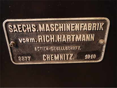 Plakette der Dampfmaschine: Saechs. Maschinenfabrik vorm. Richard Hartmann Actien-Gesellschaft Chemnitz, 1910