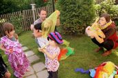 spielende Kinder im Garten