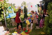 spielende Kinder im Garten