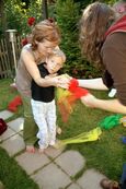 Junge mit Erzieherinnen im Garten