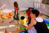 Kinder im Spielzelt