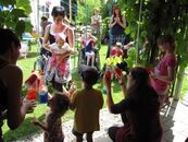 spielende Kinder im Garten