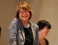 Die Schulleiterin Frau Lehman lacht fröhlich.