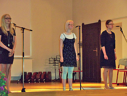Cindy, Arlette und Sophia singen für alle Lehrer, Erzieher und Eltern als Dankeschön ein Lied auf der Bühne.