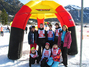 Unsere Sportler mit Frau Große und Frau Freygang präsentieren sich kurz vor der Staffel auf dem winterlichen Wettkampfgelände.