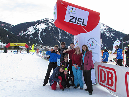 Nach dem Zieleinlauf stehen unsere Sportler und Betreuerinnen an der Zielmarkierung und warten gespannt auf das Bekanntgeben der Staffelergebnisse.