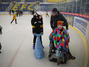 Fasching auf dem Eis mit Rollstuhl und Plasterobbe.