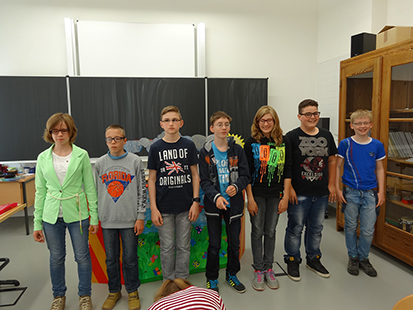 Einige Schueler der Klassen 6A und 6B stehen vor der Kulisse ihres „Fabeltheaters“.