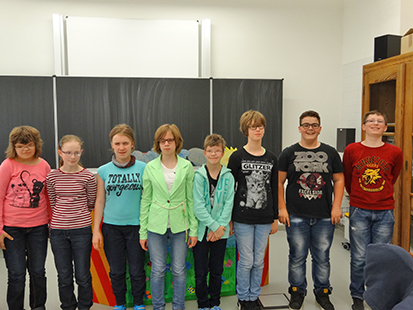 Eine andere Schuelergruppe aus den Klassen 6A und 6B steht vor der Kulisse des „Fabeltheaters“.