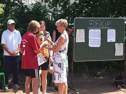 Bei der Siegerehrung bekommt Ben den Pokal für den 1. Platz überreicht.