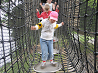 Kinder auf dem Abenteuerspielplatz