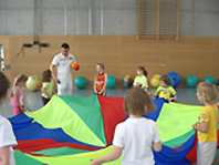 Kinder beim Turnen