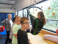 Alle Schüler der 4D wurden mit dem Lifternetz in einen Rollstuhl gehoben.