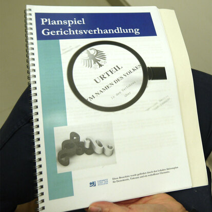 Deckblatt der Broschüre „Planspiel Gerichtsverhandlung“