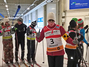 Die Schüler der Klasse 6 stehen auf ihren Langlaufskiern in der Skihalle und erhalten vom Skilehrer noch wichtige Hinweise.
