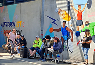 Auf dem Vorplatz der Turnhalle findet die Eröffnungsfeier statt.