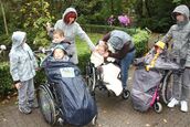 Erzieherinnen mit Kindern im Zoo