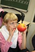 Mädchen mit einem Apfel