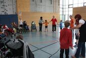 Kinder in der Turnhalle bilden einen großen Kreis