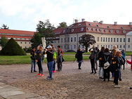 Einige Schüler stehen auf dem Hof des Schlosses und betrachten die Außenanlagen von Hubertusburg.