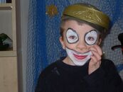 Junge geschminkt wie ein Clown