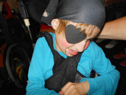 als Pirat verkleideter Junge mit Augenklappe und Kopftuch