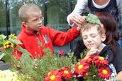 Zwei Jungen mit Blumen