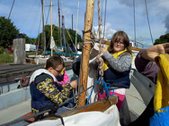 Sabrina und Michael sind im Segelboot und beschäftigen sich mit den verschiedenen Seilknoten.