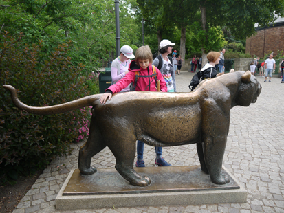 Eine Schülerin tastet die Tigerskulptur des Leipziger Zoos in Originalgröße von H.J.Förster (1978) ab.