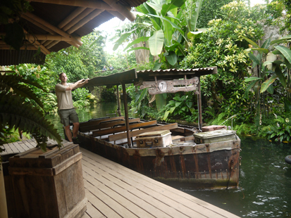 Im Gondwanaland steht für uns das Holz Boot Nr. 7 bereit zum Einsteigen.