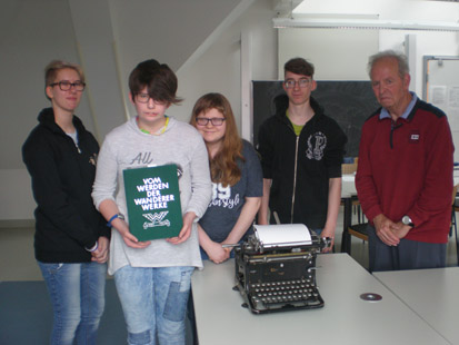 Das Gruppenfoto zeigt Herrn Kunze und die Schüler des Neigungskurses sowie die Schreibmaschine und eine Chronik der Wanderer-Werke.